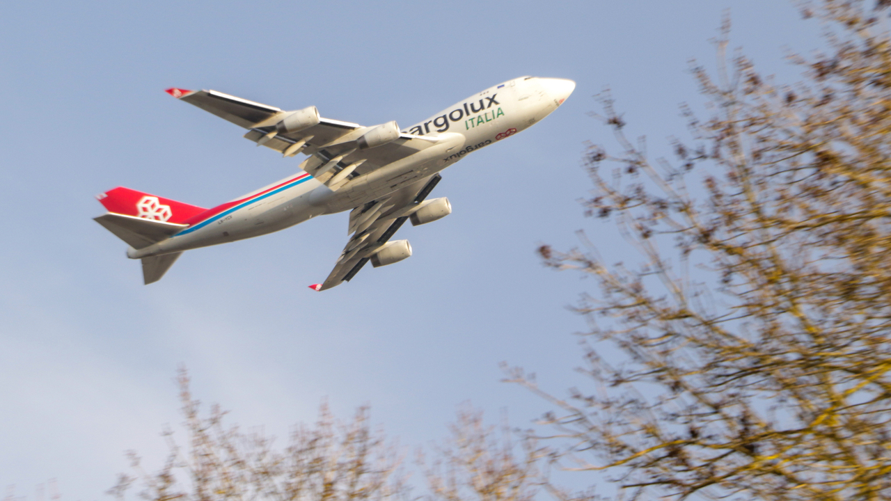 RTL Today Graceful giant Watch a Cargolux pilot's spectacular 'wing
