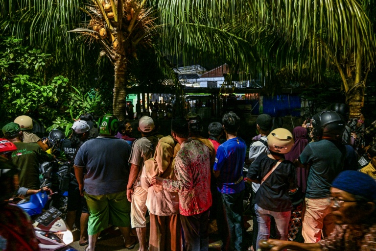 Indonesia school collapse death toll rises to 7: rescue official