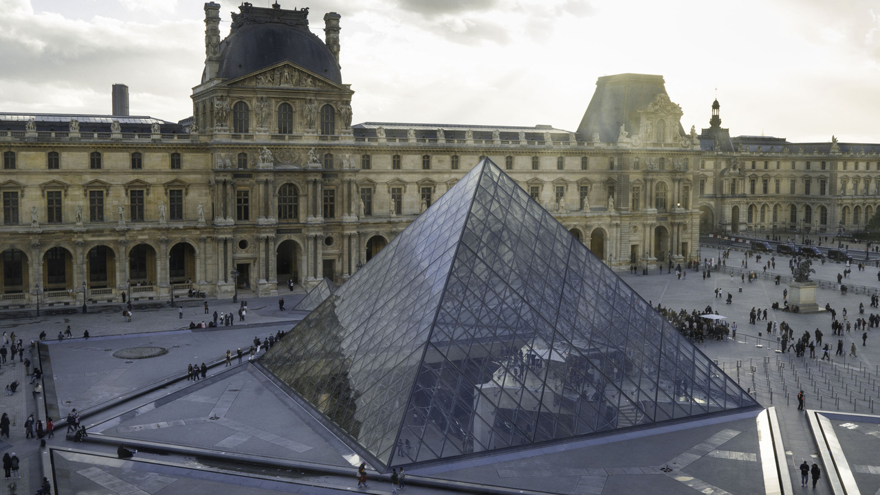 Under renewed scrutiny: Belgian influencers sneak makeshift portrait into Louvre in security stunt