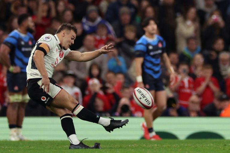 Five changes to the side: Deaves to debut for Wales against New Zealand