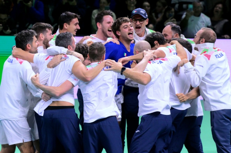 Italy see off Spain to complete Davis Cup hat-trick